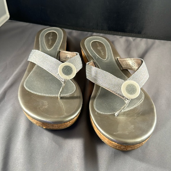 lindsay phillips Shoes - LINDSAY PHILLIPS THONG SANDAL FLIP FLOP HEELS IN SILVER